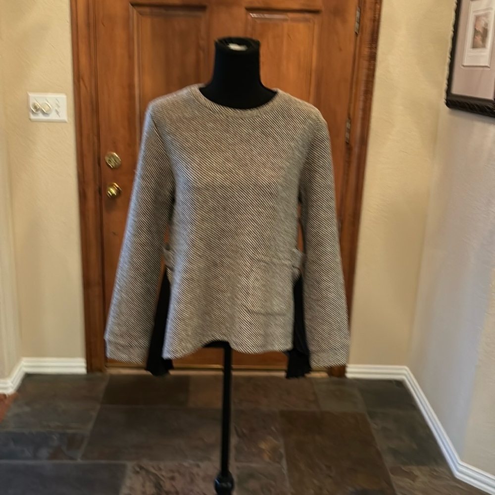 Gorgeous tweed top with inset black ruffle at sides w/tabs. Single pocket. NWT